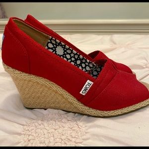 Toms red wedges